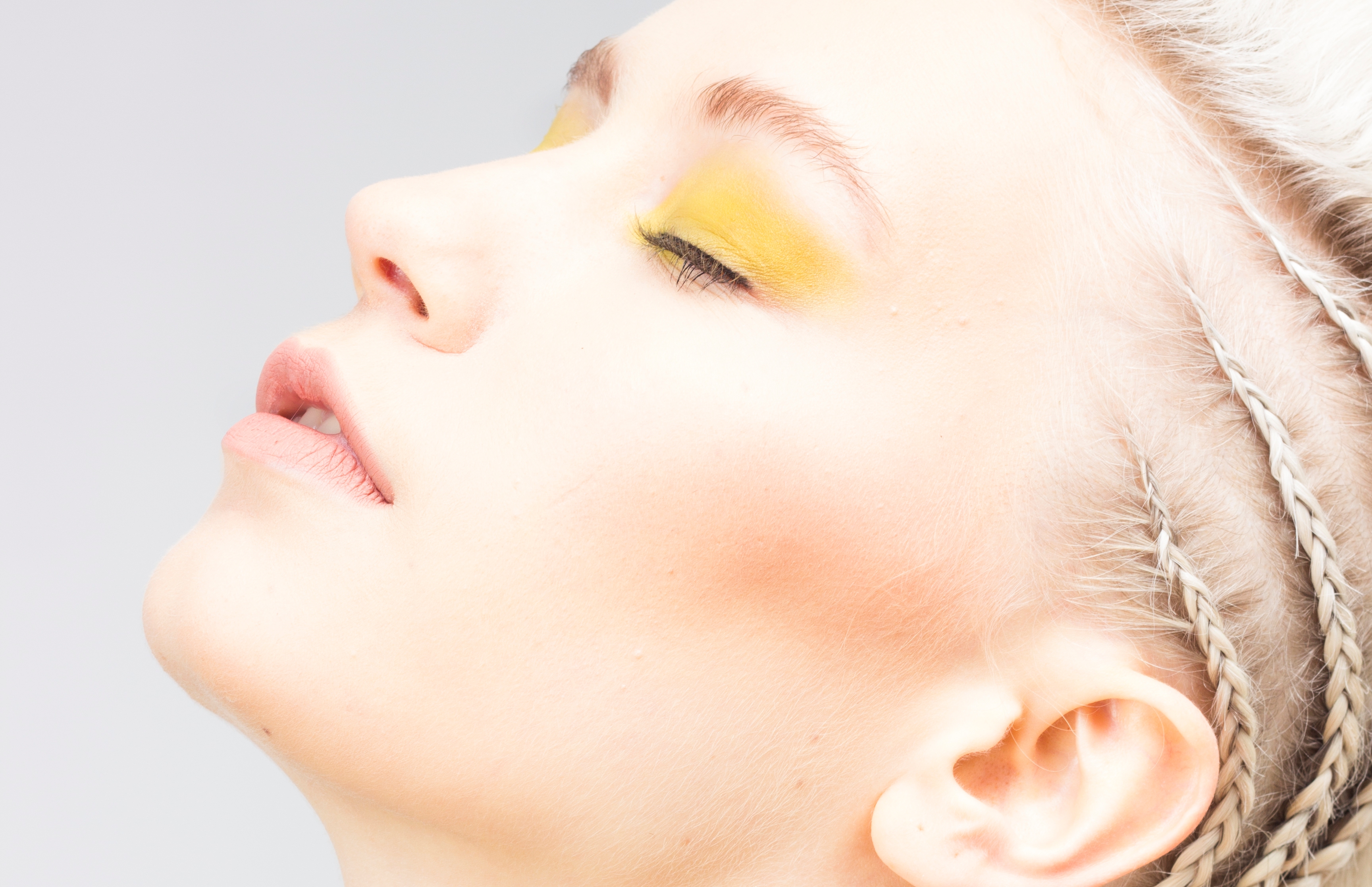 makeup, trends, yellow, gold, highlighter, edgy