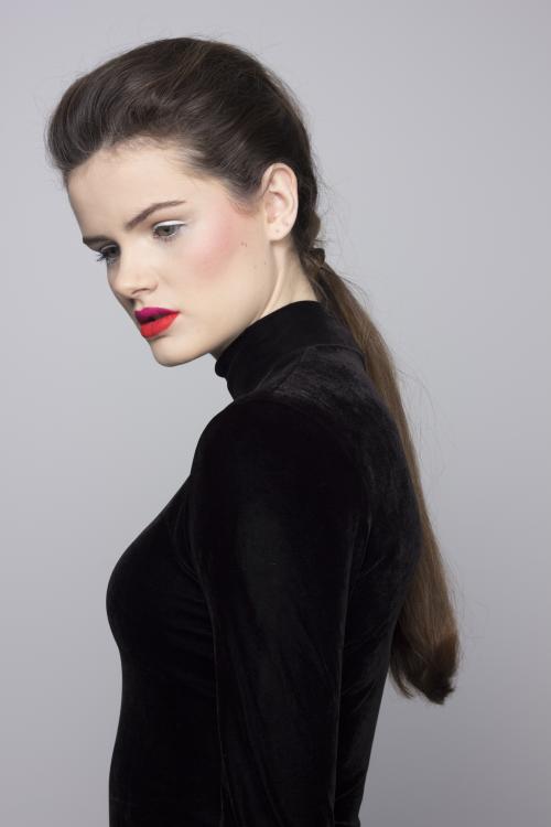 brunette ponytail red lip lipstick eye shadow geometric blue